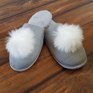 🎁 Bunny Tail Slippers NWOT